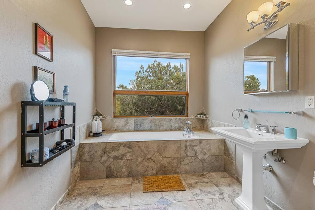 Close To Fresh Creek! Sleeps 12 ~ Amazing Views W/Serene Open Space ~ Hot Tub + Game Room ~ Trails Outside Sedona Dış mekan fotoğraf