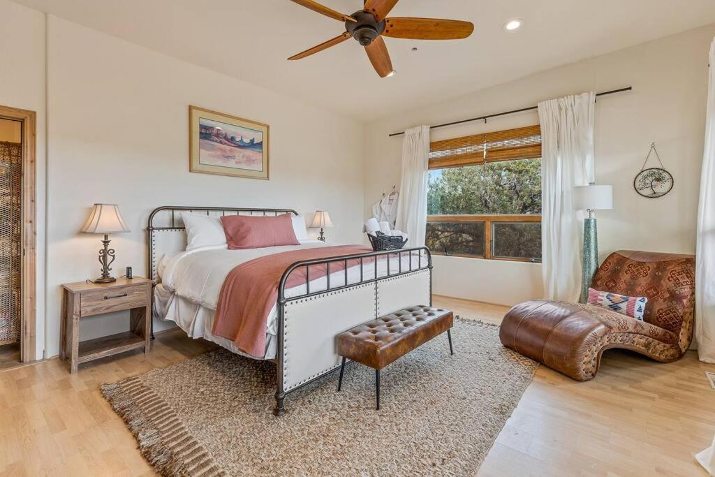 Close To Fresh Creek! Sleeps 12 ~ Amazing Views W/Serene Open Space ~ Hot Tub + Game Room ~ Trails Outside Sedona Dış mekan fotoğraf