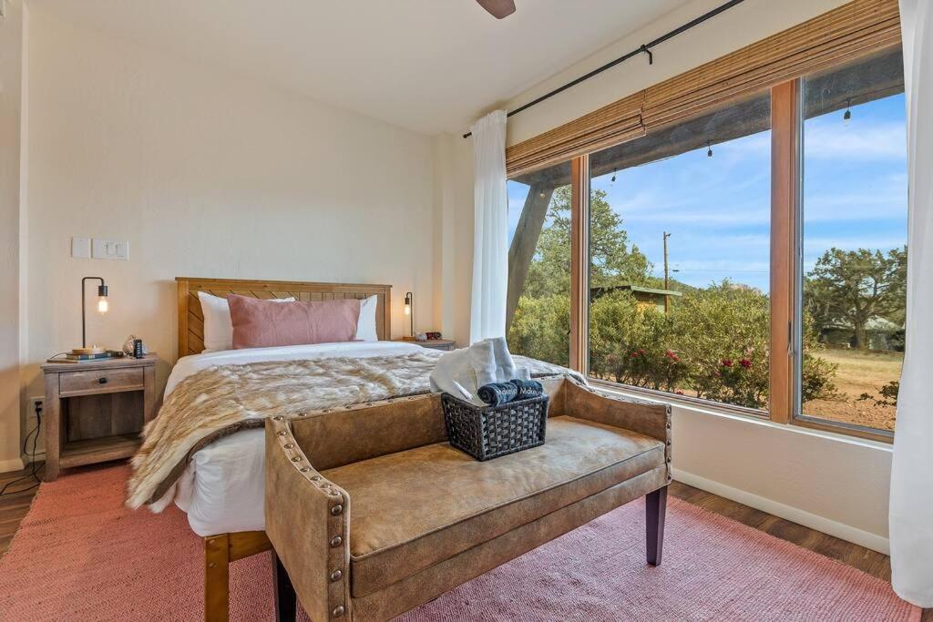 Close To Fresh Creek! Sleeps 12 ~ Amazing Views W/Serene Open Space ~ Hot Tub + Game Room ~ Trails Outside Sedona Dış mekan fotoğraf