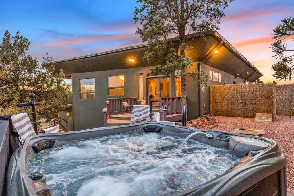 Close To Fresh Creek! Sleeps 12 ~ Amazing Views W/Serene Open Space ~ Hot Tub + Game Room ~ Trails Outside Sedona Dış mekan fotoğraf