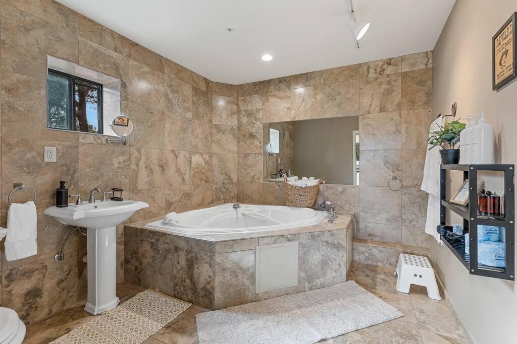 Close To Fresh Creek! Sleeps 12 ~ Amazing Views W/Serene Open Space ~ Hot Tub + Game Room ~ Trails Outside Sedona Dış mekan fotoğraf