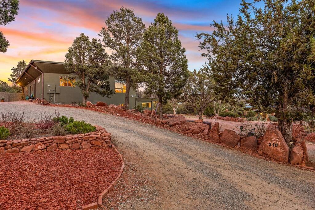 Close To Fresh Creek! Sleeps 12 ~ Amazing Views W/Serene Open Space ~ Hot Tub + Game Room ~ Trails Outside Sedona Dış mekan fotoğraf