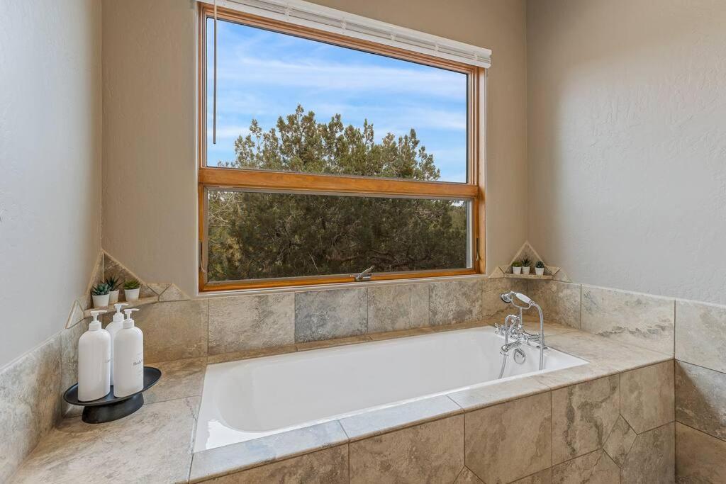 Close To Fresh Creek! Sleeps 12 ~ Amazing Views W/Serene Open Space ~ Hot Tub + Game Room ~ Trails Outside Sedona Dış mekan fotoğraf