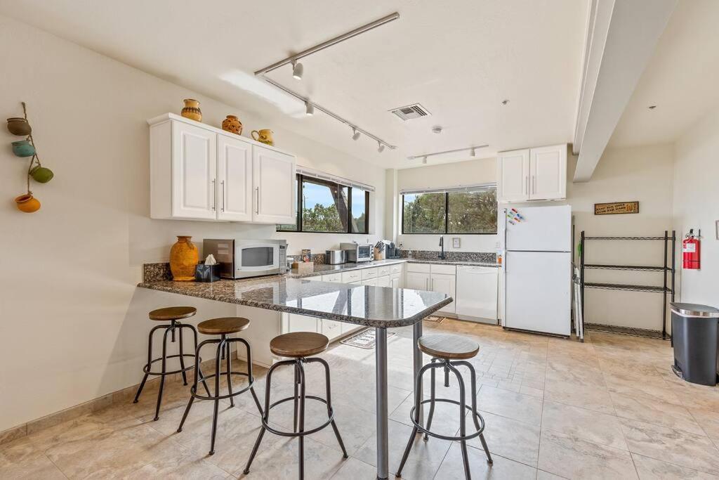 Close To Fresh Creek! Sleeps 12 ~ Amazing Views W/Serene Open Space ~ Hot Tub + Game Room ~ Trails Outside Sedona Dış mekan fotoğraf